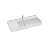 Badezimmer mit schrägen Wänden, inspiriert von lila Möbeln mit eleganten Rahmenfronten, ovalem Spiegel mit Lampe, praktischer Ablage, lila Wand und grauem Fischgrätenboden für einen eleganten, modernen Look.