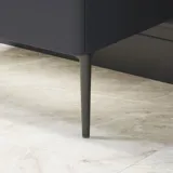 Badezimmer-Inspiration mit roten Wänden, sanft geformtem roten Waschtischunterschrank und Hochschrank, elegantem weißen Waschbecken und schönem ovalem Spiegel mit Beleuchtung, die zusammen mit der natürlichen Umgebung ein Vintage-Flair schaffen
