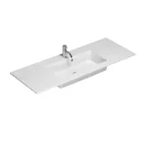 Große Badezimmerinspiration mit blauen Möbeln in Sonderfarbe mit Rillen, dünnem elegantem Waschbecken und schönen runden Spiegeln, roten Wänden und Terrazzoboden schaffen einen starken Kontrast zu den Möbeln und verleihen ein stilvolles, urbanes Aussehen.