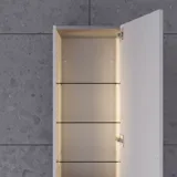 Große Badezimmerinspiration im nordischen Stil mit Badezimmerschränken in hellblauer Farbe und Holzarbeitsplatte mit elegantem Aufsatzwaschbecken, Fischgrät-Holzboden, der einen hellen und klassischen Stil schafft