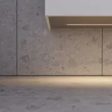Minimalistische und stilvolle Badezimmer Inspiration mit Waschtischunterschrank, Unterschränken und Hochschränken aus goldener Eiche, großem rundem Spiegel mit Lichtsteuerung, farbigem WC und Aufsatzwaschbecken
