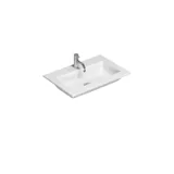 Kleines, stilvolles Badezimmer mit dunkelblauen Wänden, weichen gelben Badezimmermöbeln mit Rillen und elegantem rundem Spiegel mit Lampe.