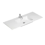 Badezimmer Inspiration im nordischen Stil mit Waschtischunterschrank und Unterschränken aus geräucherter Eiche, Schminkplatz, seitlich montiertem Waschbecken, rundem Spiegel mit Messingrahmen und sichtbaren charmanten Holzbalken