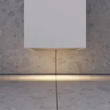 Großes Badezimmer im modernen und minimalistischen Stil mit weißen Möbeln, schwarzer Arbeitsplatte, quadratischen Waschbecken, Spiegelschränken mit Licht, Walk-in-Dusche