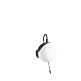Badezimmer mit schrägen Wänden, inspiriert von lila Möbeln mit eleganten Rahmenfronten, ovalem Spiegel mit Lampe, praktischer Ablage, lila Wand und grauem Fischgrätenboden für einen eleganten, modernen Look.