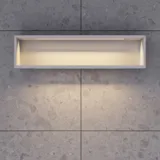 Badezimmer Inspiration im nordischen Stil mit Waschtischunterschrank und Unterschränken aus geräucherter Eiche, Schminkplatz, seitlich montiertem Waschbecken, rundem Spiegel mit Messingrahmen und sichtbaren charmanten Holzbalken