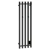 Große Badezimmerinspiration mit weißen Badmöbeln, quadratischem Spiegel und Duschwand mit Schwingtüren aus Klarglas und Profilen in Mattschwarz sowie einem eleganten elektrisch beheizten Handtuchhalter.