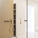 Großes Badezimmer im modernen und minimalistischen Stil mit weißen Möbeln, schwarzer Arbeitsplatte, quadratischen Waschbecken, Spiegelschränken mit Licht, Walk-in-Dusche