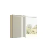 Inspiration für ein großes Badezimmer mit einem eleganten Waschtischunterschrank und einem Hochschrank in Hellbeige mit schönen schmalen Streifen, schwarzen länglichen Griffen und einem Spiegelschrank mit Licht, um eine romantische Atmosphäre zu schaffen.