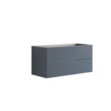 Badezimmer mit schrägen Wänden, grauem Waschtisch und Oberschrank, maßgefertigte Arbeitsplatten, modernes quadratisches Aufsatzwaschbecken, quadratischer Spiegel mit Beleuchtung, rohe Betonwände und -böden verleihen einen urbanen Ausdruck