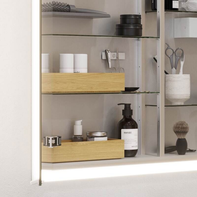 Kleine Badezimmerinspiration mit Waschbeckenunterschrank in Sonderfarbe mit integriertem Griff, Spiegelschrank mit Lampen, Dekorationsspiegel mit getöntem Glasregal, weiße Fischgrätfliesen für ein stilvolles und klassisches Aussehen.