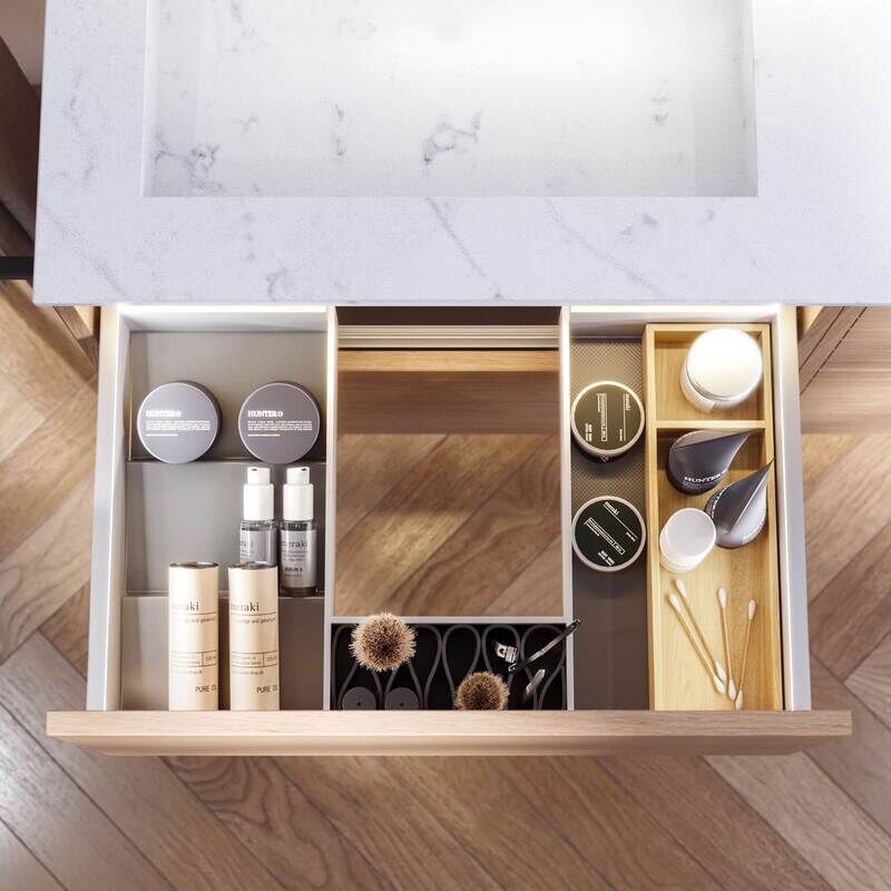 Inspiration für ein Badezimmer mit maßgefertigten lila Schränken mit eleganten Rillen, stilvoller Arbeitsplatte und freistehendem Waschbecken, großem Spiegel mit Messingrand, Fliesen und Wände in lila Nuancen verleihen einen romantischen Look