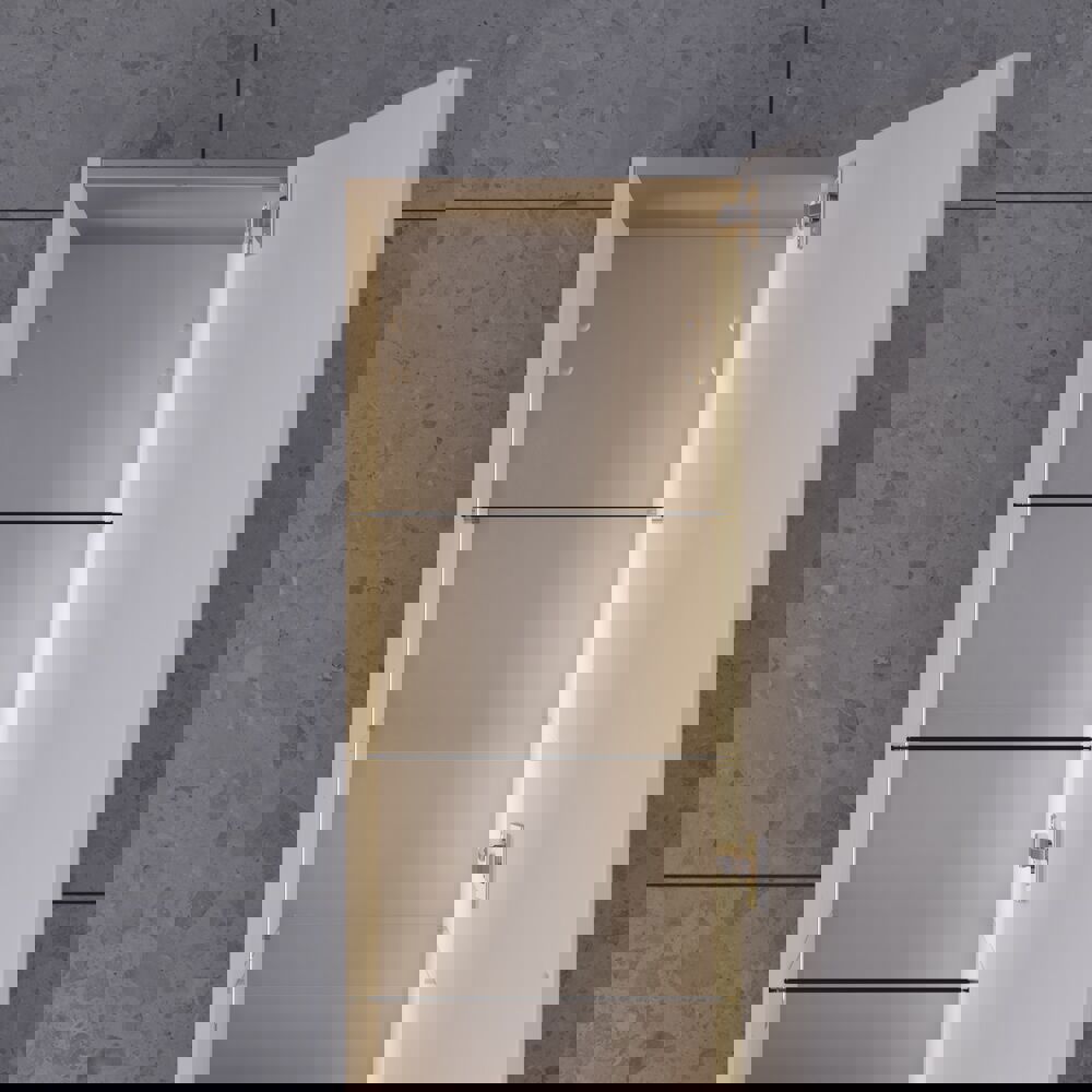 Große Badezimmerinspiration im nordischen Stil mit Badezimmerschränken in hellblauer Farbe und Holzarbeitsplatte mit elegantem Aufsatzwaschbecken, Fischgrät-Holzboden, der einen hellen und klassischen Stil schafft