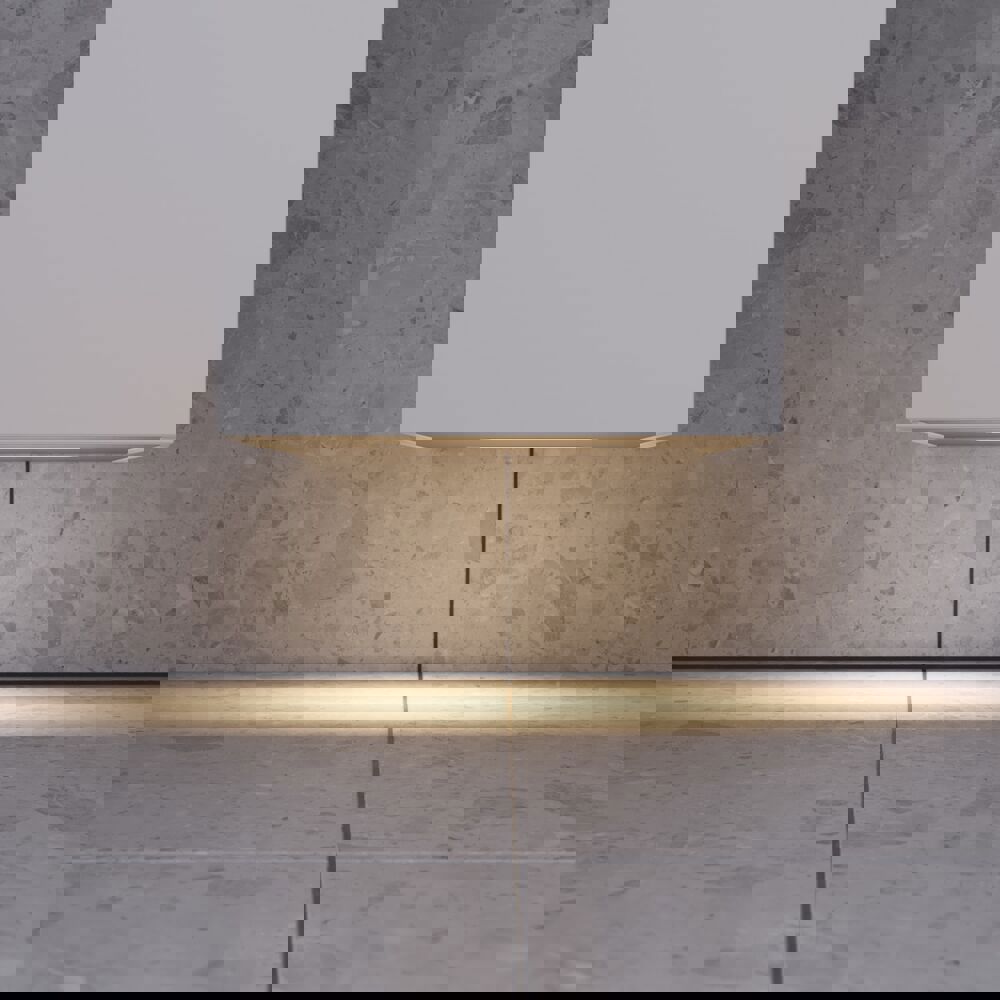 Modernes Badezimmer im nordischen Stil mit hellem Holz, eleganter Beleuchtung, Spiegelschrankwand und stilvoller Einrichtung, die eine warme und einladende Atmosphäre schafft.