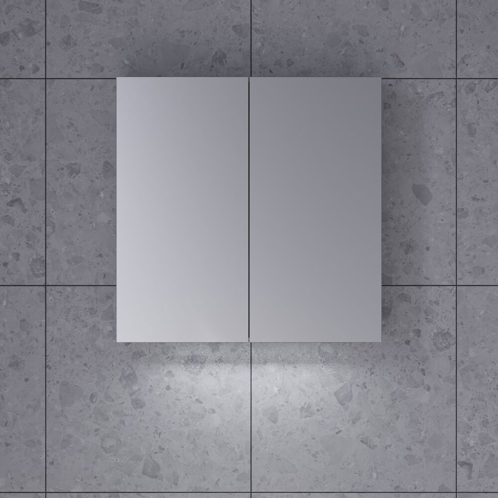 Große Badezimmerinspiration im nordischen Stil mit Badezimmerschränken in hellblauer Farbe und Holzarbeitsplatte mit elegantem Aufsatzwaschbecken, Fischgrät-Holzboden, der einen hellen und klassischen Stil schafft