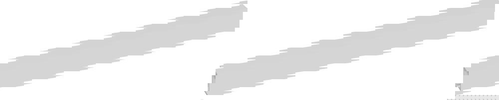 Modernes Badezimmer im nordischen Stil mit hellem Holz, eleganter Beleuchtung, Spiegelschrankwand und stilvoller Einrichtung, die eine warme und einladende Atmosphäre schafft.