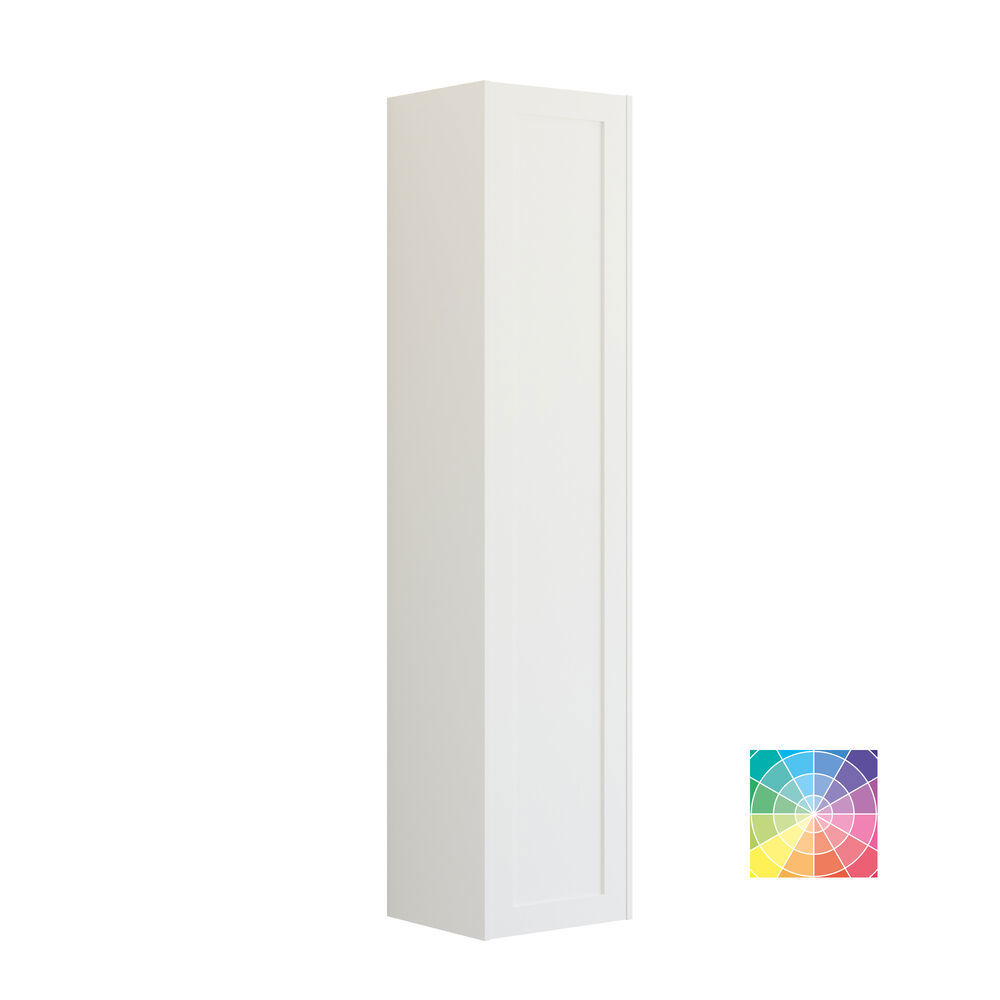 Großes Badezimmer in Grüntönen mit Waschtischunterschrank, ovalem Spiegel mit Goldverzierung und schönen Rahmentüren