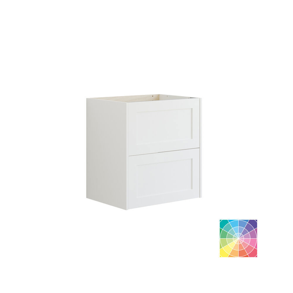 Großes Badezimmer in Grüntönen mit Waschtischunterschrank, ovalem Spiegel mit Goldverzierung und schönen Rahmentüren