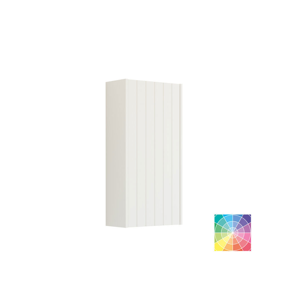 Großes Vintage-Badezimmer mit terrakottafarbenem Waschtisch, Aufsatzwaschbecken, ovalem Spiegel mit Messingrand, rosa und grauen Fliesen, romantisch und feminin