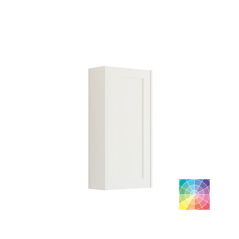 Großes Badezimmer in Grüntönen mit Waschtischunterschrank, ovalem Spiegel mit Goldverzierung und schönen Rahmentüren