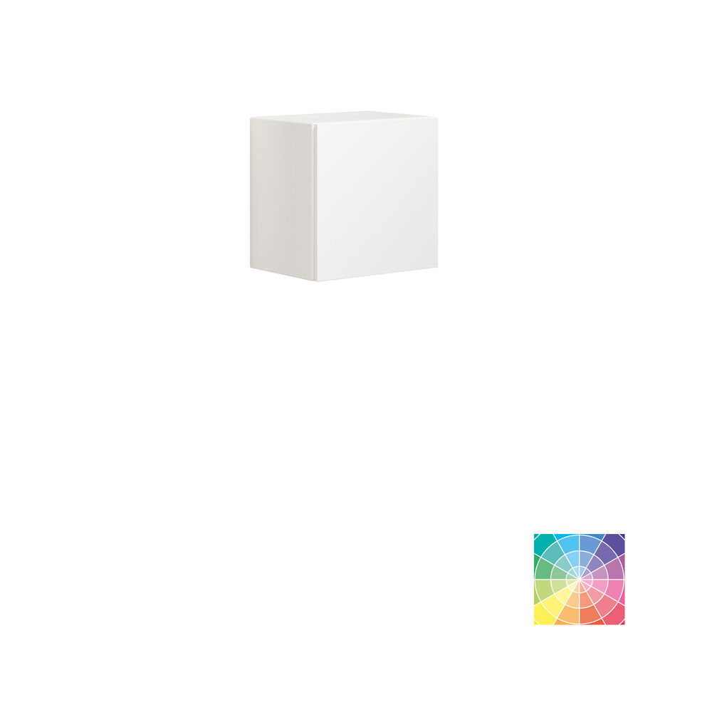 Stilvolle und geräumige Badezimmer Inspiration mit großem rundem Spiegel mit schwarzem Rahmen, dunklem Steinwaschbecken, farbigem WC, Oberschrank und offenem Regal in einem raffinierten und gedämpften Design