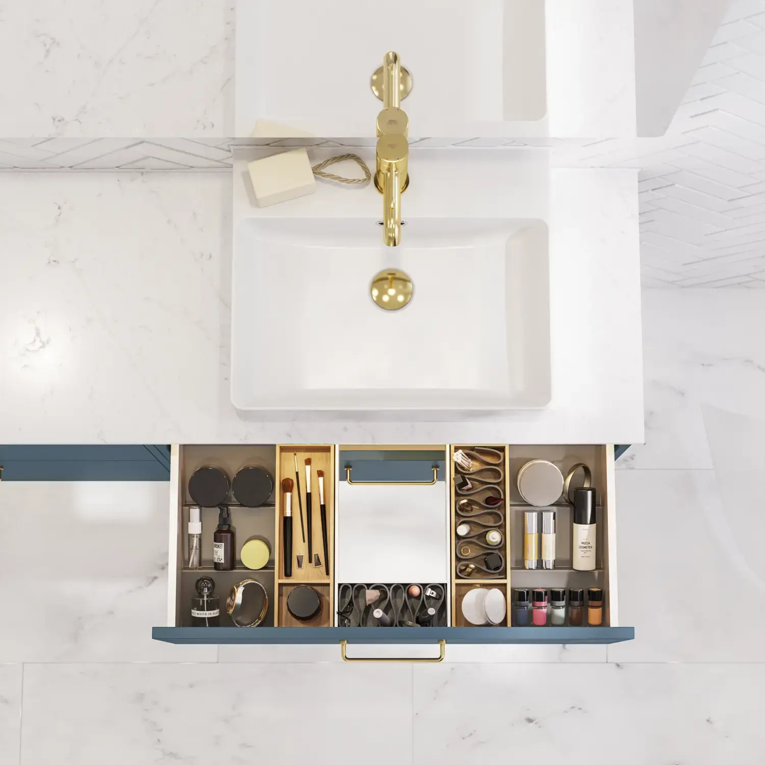 Badezimmer Inspiration mit Badezimmerschränken in moderner blauer Farbe, eleganter Aufsatzwaschbecken und großem quadratischem Spiegel mit Licht, weiße Fischgrätfliesen sorgen für einen stilvollen und klassischen Look