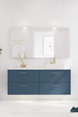 Badezimmer Inspiration mit Badezimmerschränken in moderner blauer Farbe, eleganter Aufsatzwaschbecken und großem quadratischem Spiegel mit Licht, weiße Fischgrätfliesen sorgen für einen stilvollen und klassischen Look