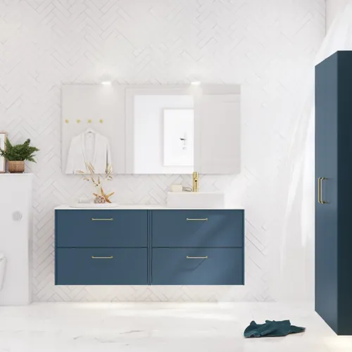 Badezimmer Inspiration mit Badezimmerschränken in moderner blauer Farbe, eleganter Aufsatzwaschbecken und großem quadratischem Spiegel mit Licht, weiße Fischgrätfliesen sorgen für einen stilvollen und klassischen Look