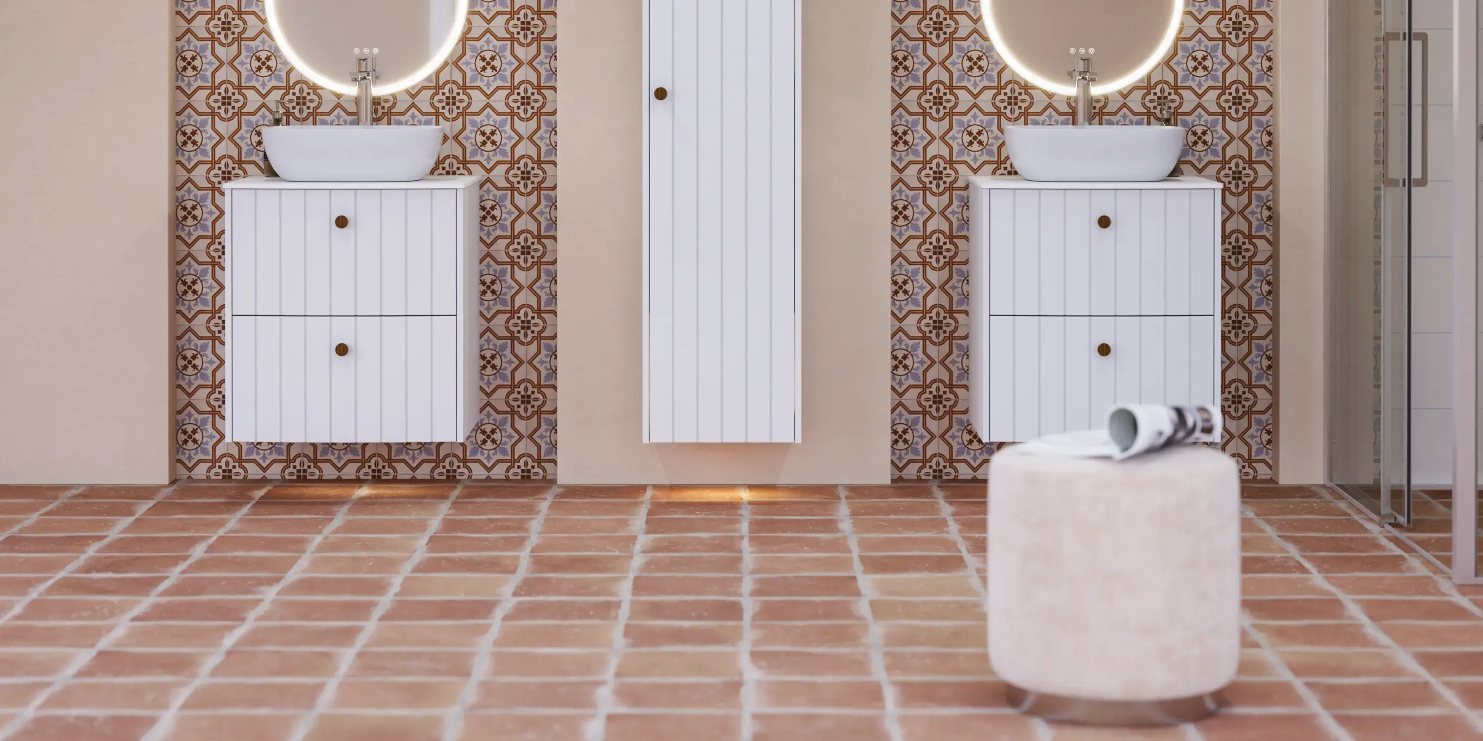 Große Badezimmerinspiration mit weißen Möbeln mit Rillen, eleganten Arbeitsplatten und Aufsatzwaschbecken, ovalen Spiegeln mit Beleuchtung, sichtbaren Balken und gemusterten Fliesen verleihen einen Vintage- und stilvollen Ausdruck