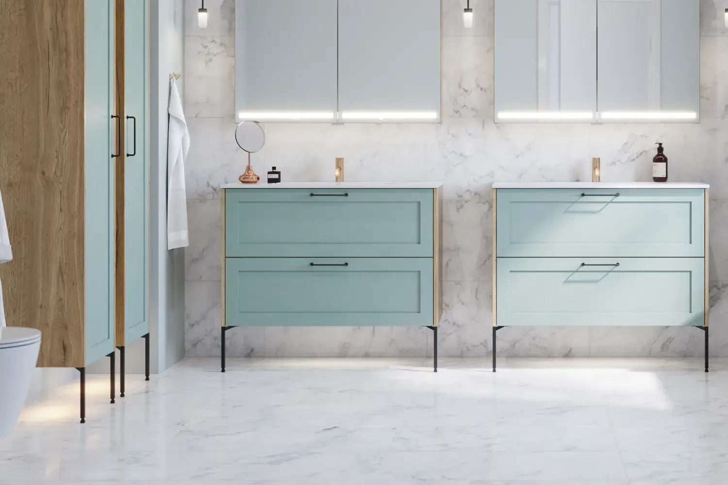 Große Badezimmerinspiration mit hellblauen Möbeln, eleganten Spiegelschränken und großen Marmorfliesen für einen klassischen, modernen Look