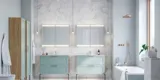 Große Badezimmerinspiration mit hellblauen Möbeln, eleganten Spiegelschränken und großen Marmorfliesen für einen klassischen, modernen Look