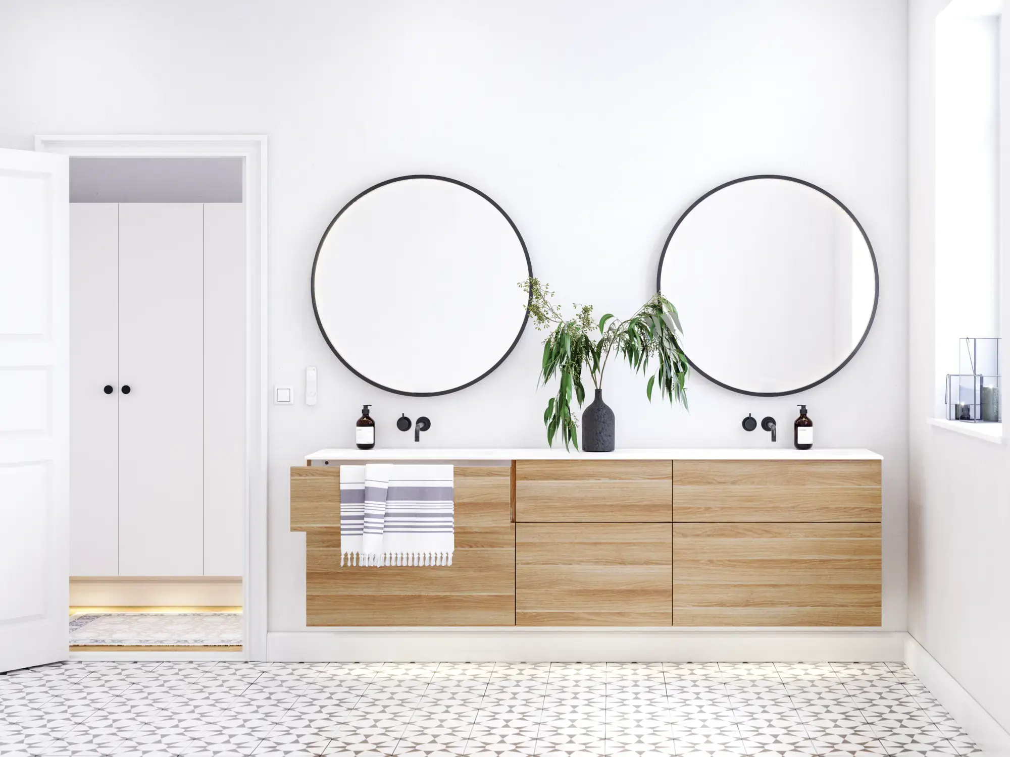 Nordisches Badezimmer aus Holz mit schönen runden Spiegeln mit schwarzen Kanten und viel Stauraum in den Badezimmermöbeln
