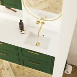 Großes Badezimmer in Grüntönen mit Waschtischunterschrank, ovalem Spiegel mit Goldverzierung und schönen Rahmentüren