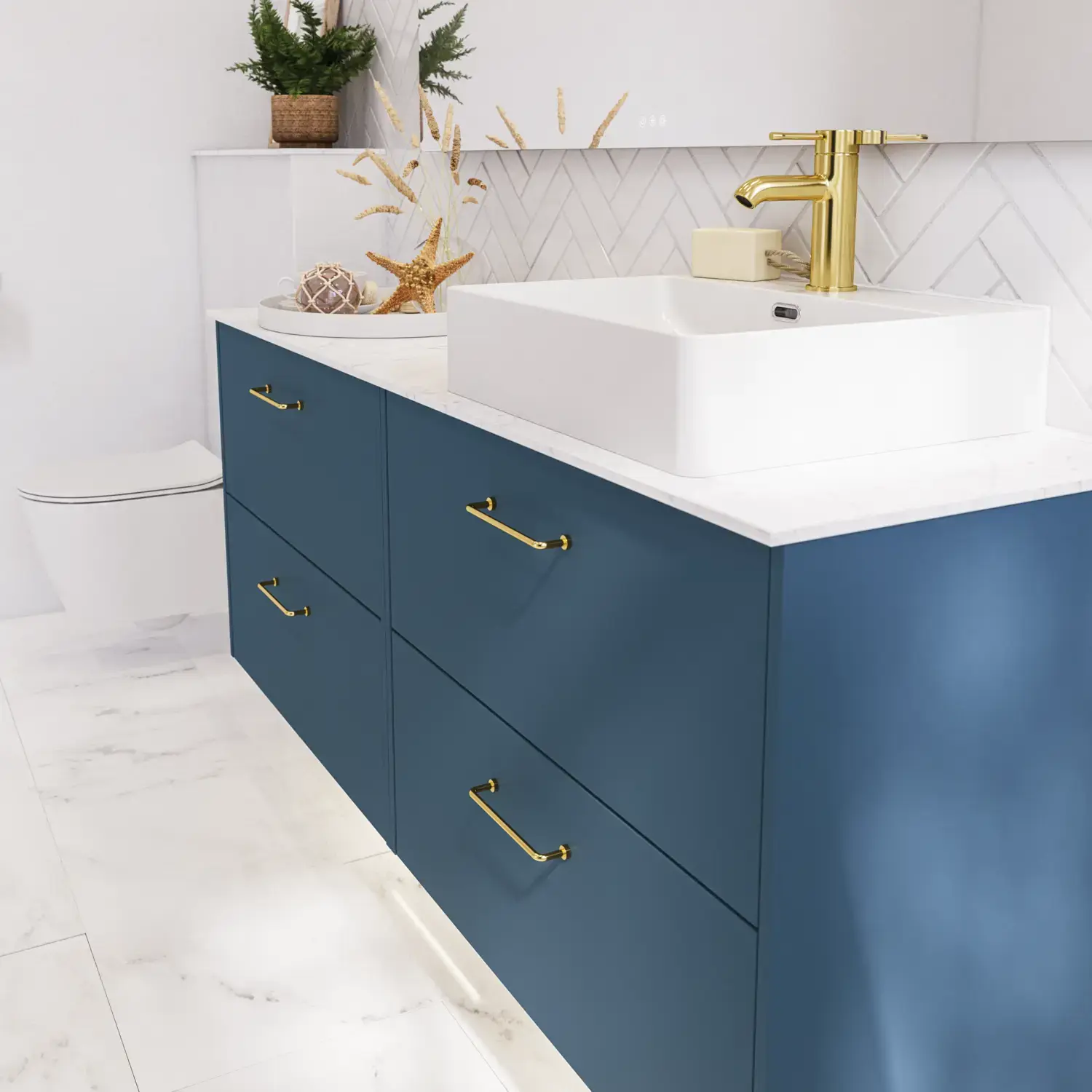 Badezimmer Inspiration mit Badezimmerschränken in moderner blauer Farbe, eleganter Aufsatzwaschbecken und großem quadratischem Spiegel mit Licht, weiße Fischgrätfliesen sorgen für einen stilvollen und klassischen Look