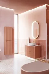 Großes Vintage-Badezimmer mit terrakottafarbenem Waschtisch, Aufsatzwaschbecken, ovalem Spiegel mit Messingrand, rosa und grauen Fliesen, romantisch und feminin