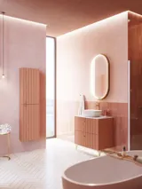Großes Vintage-Badezimmer mit terrakottafarbenem Waschtisch, Aufsatzwaschbecken, ovalem Spiegel mit Messingrand, rosa und grauen Fliesen, romantisch und feminin