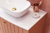 Großes Vintage-Badezimmer mit terrakottafarbenem Waschtisch, Aufsatzwaschbecken, ovalem Spiegel mit Messingrand, rosa und grauen Fliesen, romantisch und feminin