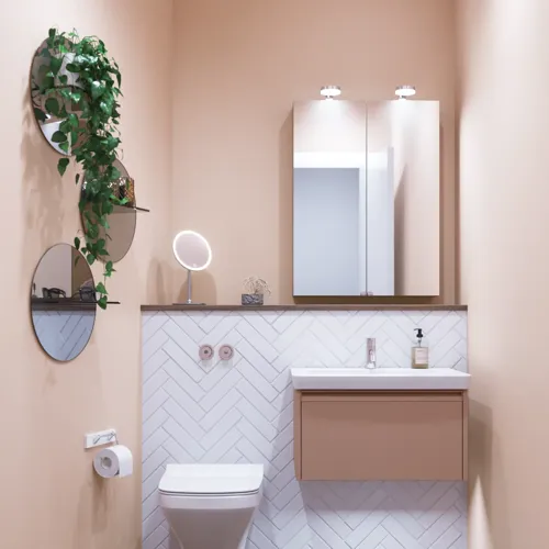 Kleine Badezimmerinspiration mit Waschbeckenunterschrank in Sonderfarbe mit integriertem Griff, Spiegelschrank mit Lampen, Dekorationsspiegel mit getöntem Glasregal, weiße Fischgrätfliesen für ein stilvolles und klassisches Aussehen.