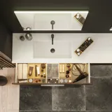 Große Badezimmer-Inspiration mit Waschtischunterschränken und braunen Eichendielen, freistehender Badewanne, und quadratischen Spiegeln mit Beleuchtung, elegante Doppelwaschbecken sorgt für einen modernen und symmetrischen Look