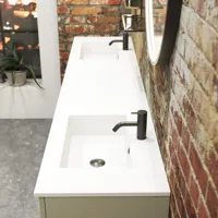 Rohes und modernes Badezimmer im urbanen Stil. Schöne Waschtischunterschränke und runde Spiegel mit schwarzer Zierleiste