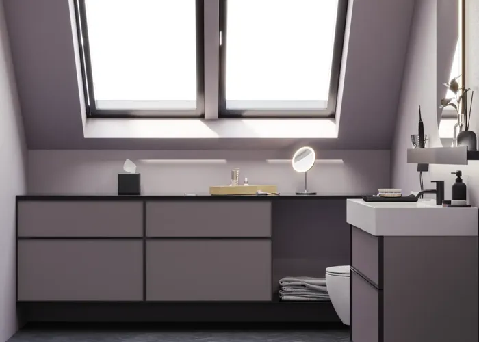 Badezimmer mit schrägen Wänden, inspiriert von lila Möbeln mit eleganten Rahmenfronten, ovalem Spiegel mit Lampe, praktischer Ablage, lila Wand und grauem Fischgrätenboden für einen eleganten, modernen Look.