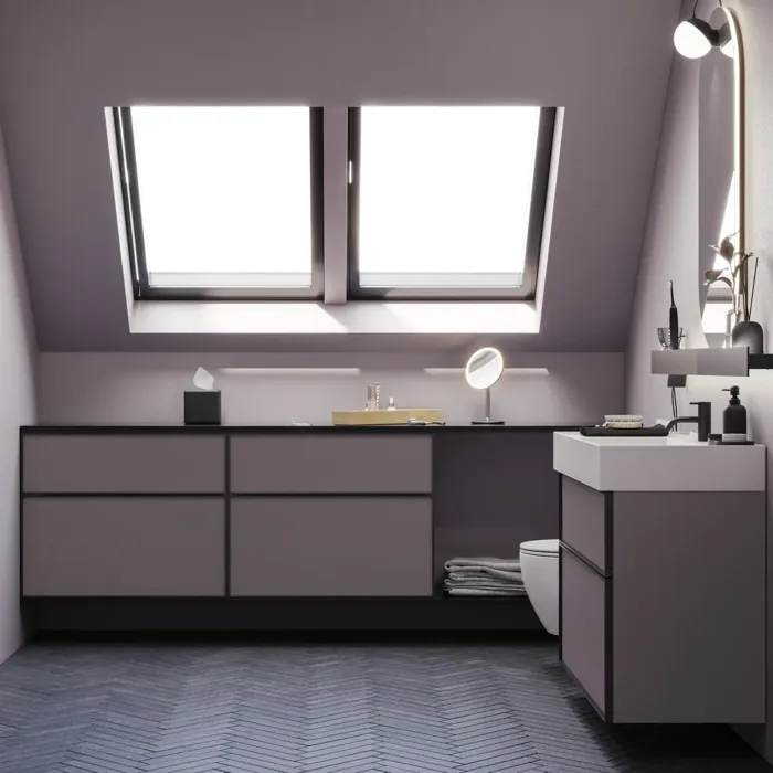 Badezimmer mit schrägen Wänden, inspiriert von lila Möbeln mit eleganten Rahmenfronten, ovalem Spiegel mit Lampe, praktischer Ablage, lila Wand und grauem Fischgrätenboden für einen eleganten, modernen Look.