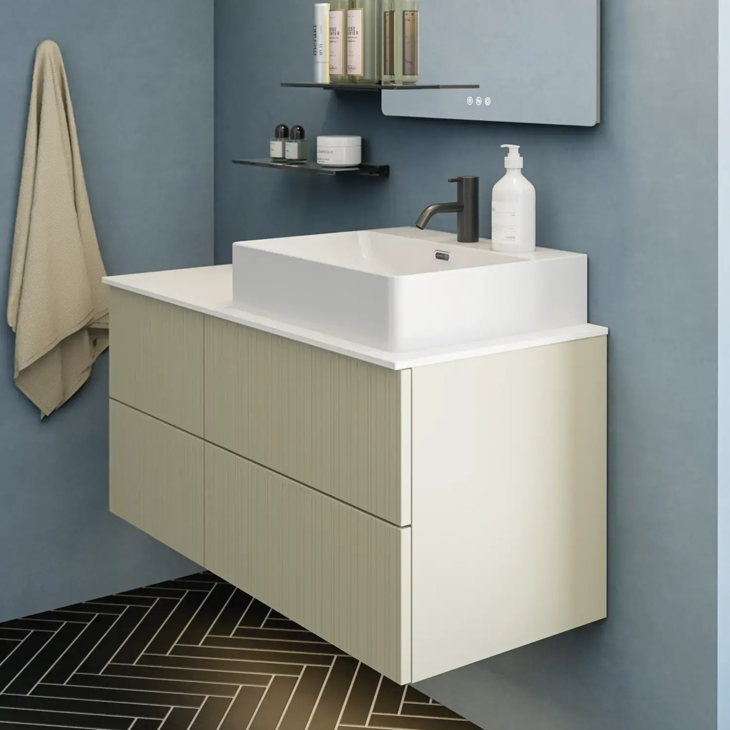 Badezimmer mit schräger Decke, beige Möbel mit Rillen, elegante Arbeitsplatte und quadratisches Waschbecken, schöner Spiegel mit Regalen, blaue Wände, große Fenster und schwarzer Fischgrätboden für ein helles, urbanes Aussehen.