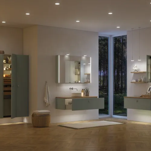 Große Badezimmerinspiration im nordischen Stil mit Badezimmerschränken in hellblauer Farbe und Holzarbeitsplatte mit elegantem Aufsatzwaschbecken, Fischgrät-Holzboden, der einen hellen und klassischen Stil schafft