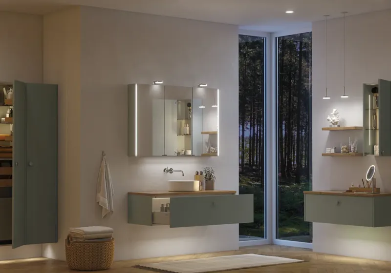 Große Badezimmerinspiration im nordischen Stil mit Badezimmerschränken in hellblauer Farbe und Holzarbeitsplatte mit elegantem Aufsatzwaschbecken, Fischgrät-Holzboden, der einen hellen und klassischen Stil schafft