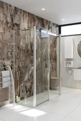 Inspiration für ein Badezimmer mit einer luxuriösen Duschkabine mit Schiebetür, weißen Badezimmermöbeln und einer Wand im Rohbau-Look, die dem Badezimmer einen rauen und urbanen Charakter verleiht