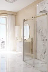 Inspiration für ein großes Badezimmer mit großer luxuriöser begehbarer Dusche mit Schiebetür, weißen Badezimmermöbeln, großen modernen Fliesen und langen Vorhängen für einen klassischen und romantischen Look