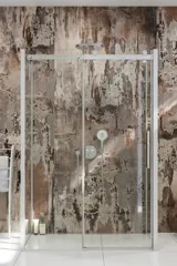 Inspiration für ein Badezimmer mit einer luxuriösen Duschkabine mit Schiebetür, weißen Badezimmermöbeln und einer Wand im Rohbau-Look, die dem Badezimmer einen rauen und urbanen Charakter verleiht