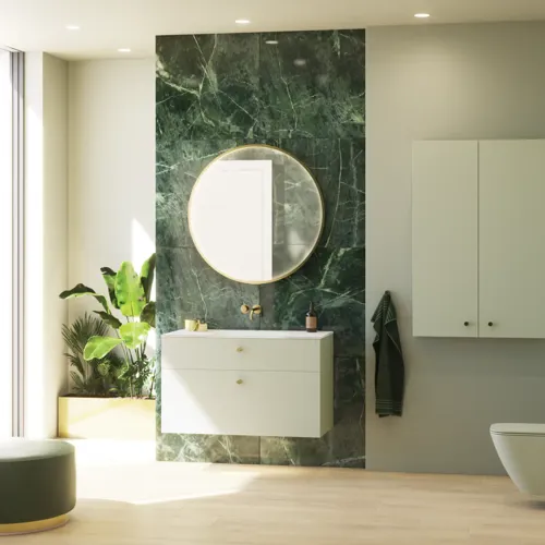 Stilvolles und luxuriöses Badezimmer mit sanften grünen Nuancen, einem großen eleganten runden Spiegel und einer modernen, raffinierten grünen Toilette