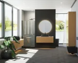 Minimalistische und stilvolle Badezimmer Inspiration mit Waschtischunterschrank, Unterschränken und Hochschränken aus goldener Eiche, großem rundem Spiegel mit Lichtsteuerung, farbigem WC und Aufsatzwaschbecken